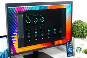 Monitor im Homeoffice – ergonomischer Arbeitsplatz mit großem Bildschirm und Smartphone