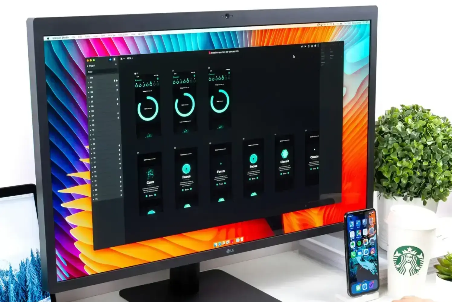 Monitor im Homeoffice – ergonomischer Arbeitsplatz mit großem Bildschirm und Smartphone