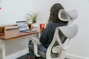 Ergonomischer Bürostuhl im Homeoffice für gesundes und rückenschonendes Arbeiten