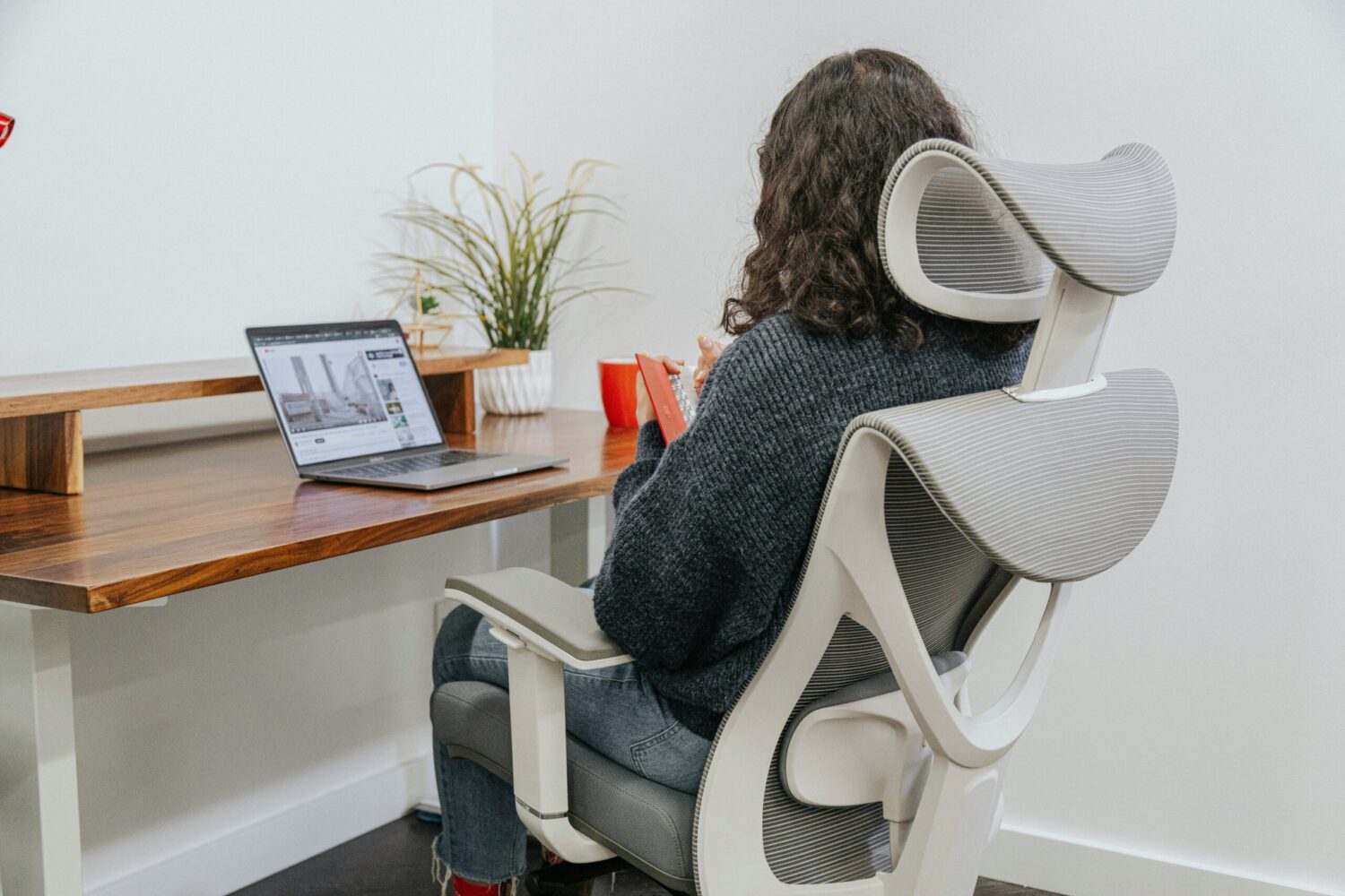 Ergonomischer Bürostuhl im Homeoffice für gesundes und rückenschonendes Arbeiten