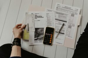 Steuerunterlagen mit Taschenrechner – Homeoffice steuerlich absetzen 2025