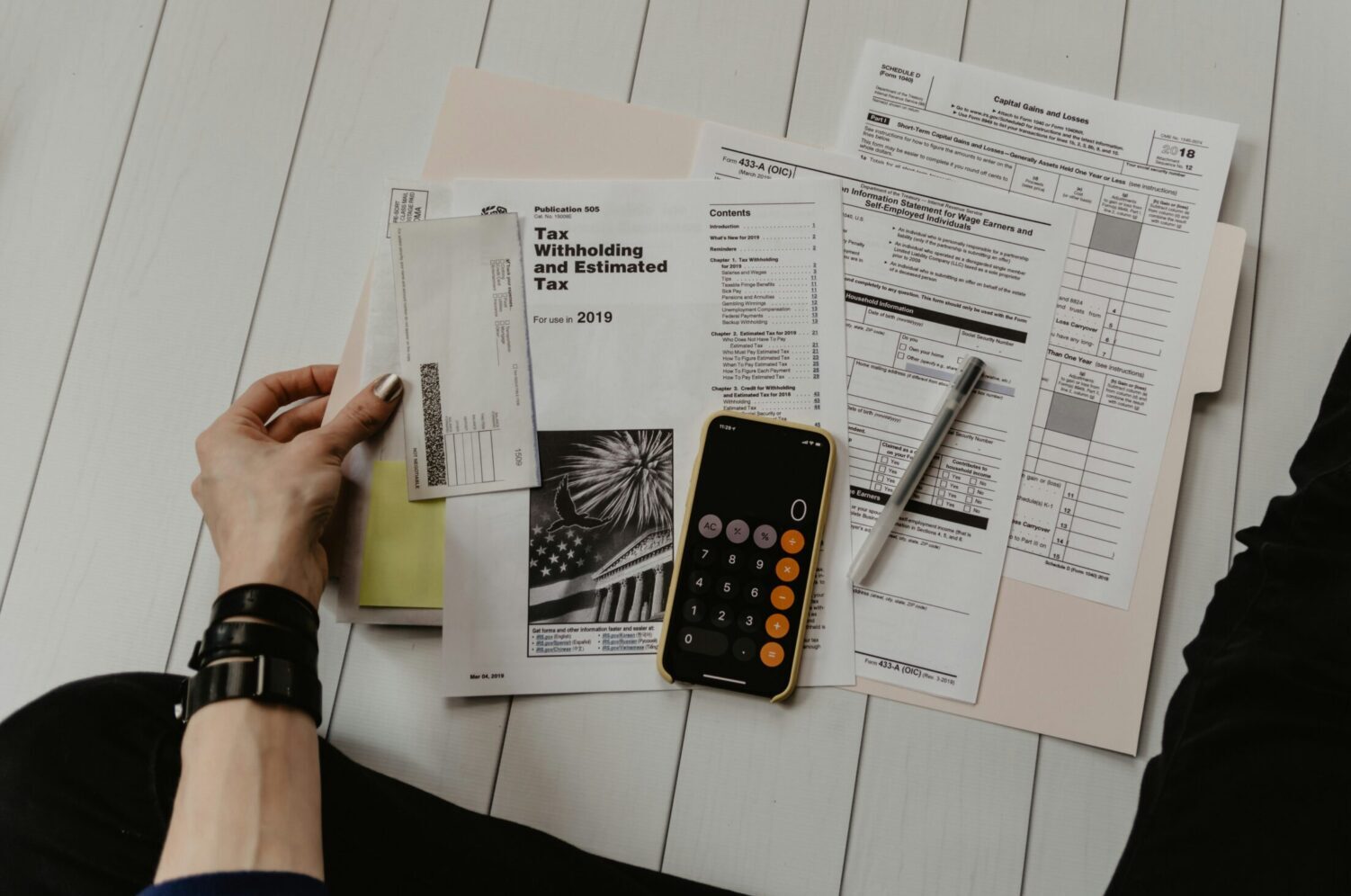 Steuerunterlagen mit Taschenrechner – Homeoffice steuerlich absetzen 2025