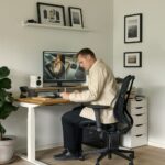 höhenverstellbarer Schreibtisch im Homeoffice – ergonomischer Arbeitsplatz mit Monitor und Bürostuhl