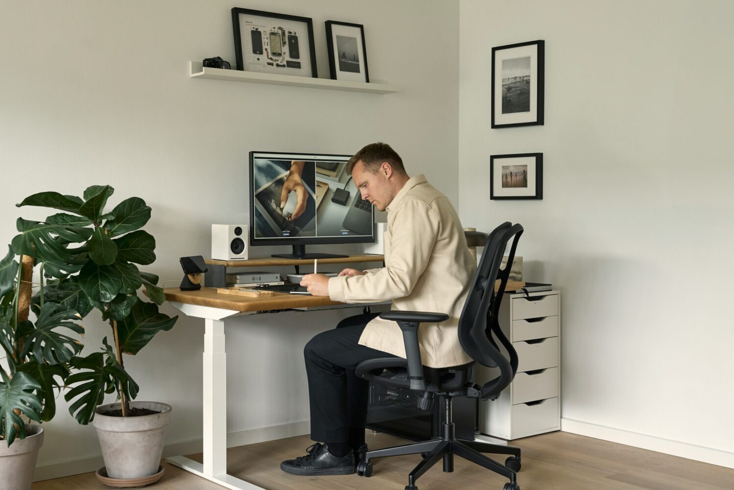 höhenverstellbarer Schreibtisch im Homeoffice – ergonomischer Arbeitsplatz mit Monitor und Bürostuhl