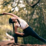 Bewegung im Homeoffice – Frau macht Yoga-Übung im Freien zur Entspannung und Konzentrationssteigerung