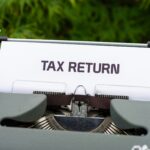 Schreibmaschine mit dem Wort 'Tax Return' – Symbol für steuerliche Aspekte im Homeoffice