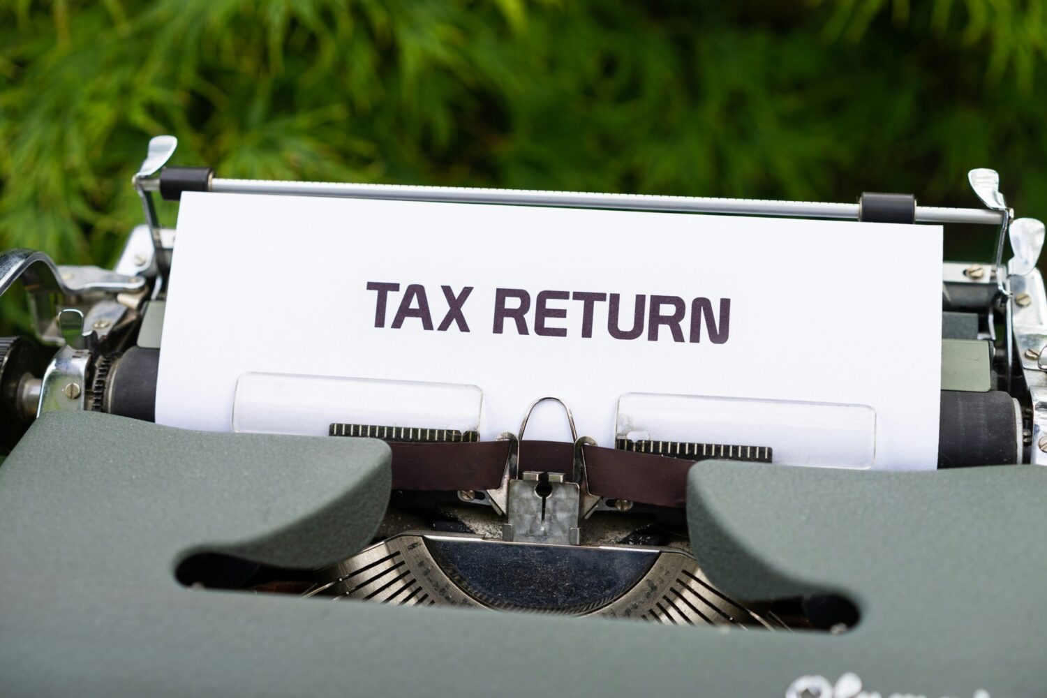 Schreibmaschine mit dem Wort 'Tax Return' – Symbol für steuerliche Aspekte im Homeoffice