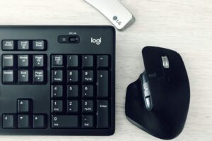 Ergonomische Maus und Tastatur im Homeoffice – kabelloses Set von Logitech für gesundes und produktives Arbeiten
