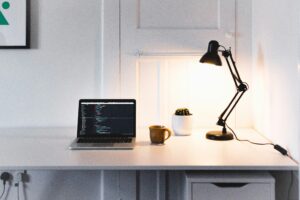 Moderne LED-Schreibtischlampe fürs Homeoffice